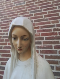 Oud en antiek Mariabeeld.