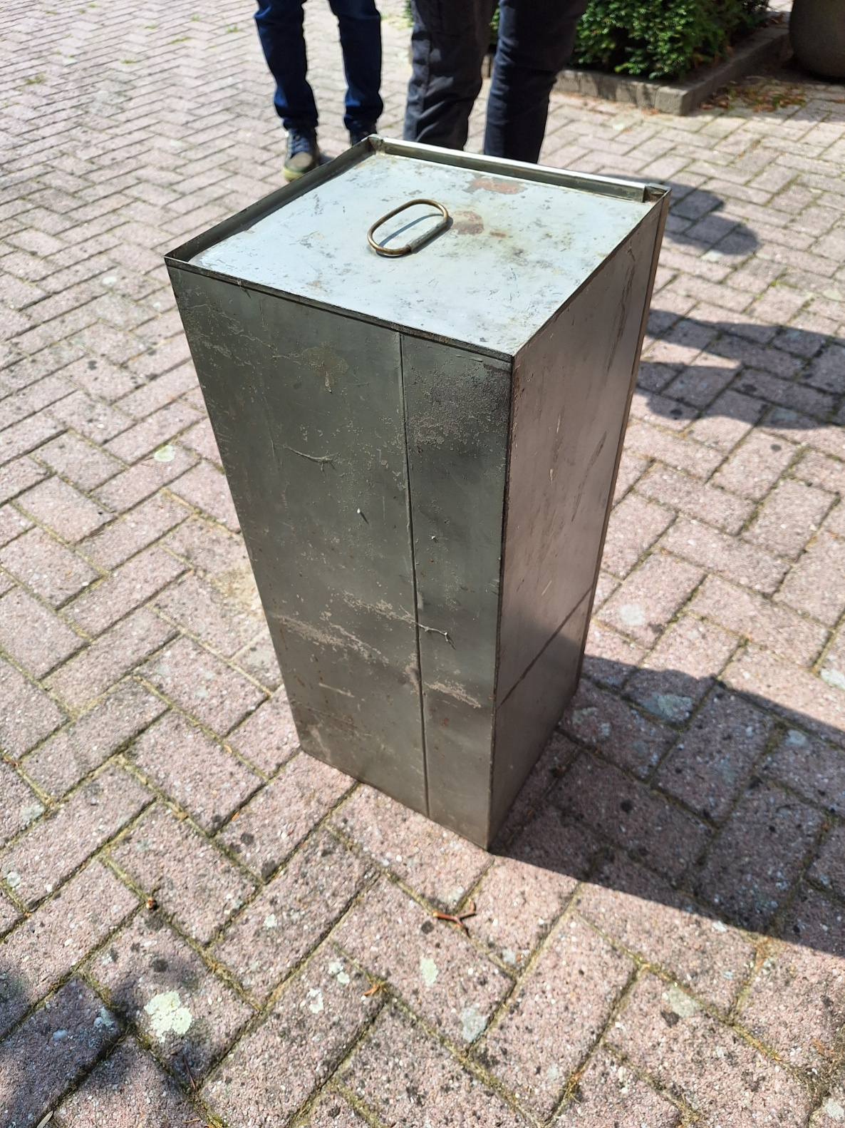Oude vierkante winkeldispenser metaal met schep en klep 1920-1930 voor bv koffie nr KK202412