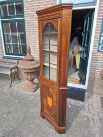 Engelse hoekkast mahonie ingelegd h-194cm glazen deur omstreeks 1900 nr 11299