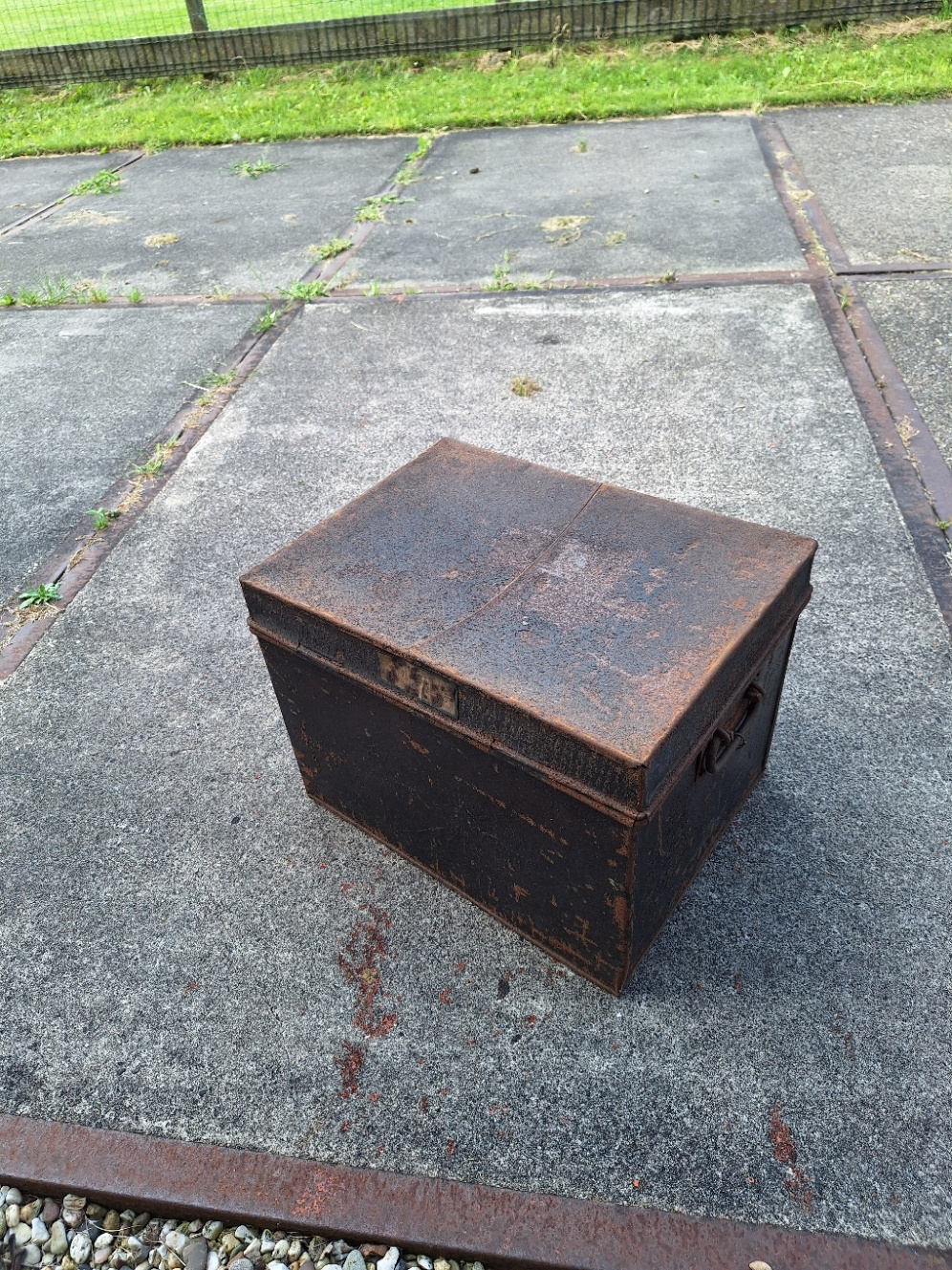 Oude metalen kist Engels omstreeks 1920 met sluitwerk voorop nr KK20249