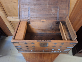 Antiek Indonesisch kistje teak hout 1880-1900 messing sierbeslag 2 vakjes nr KK 20246