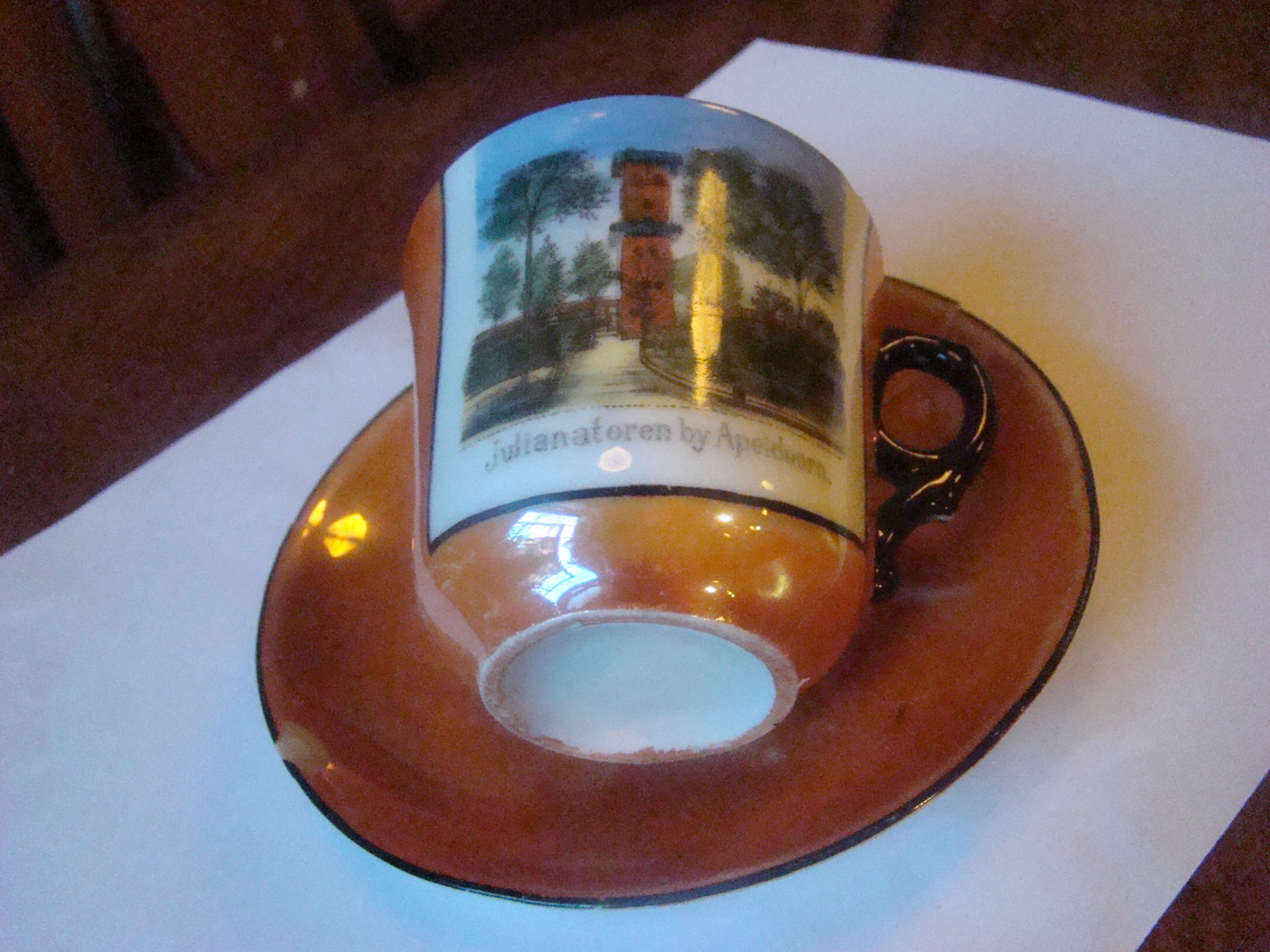 Kop en schotel souvenier van de  Julianatoren bij Apeldoorn