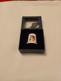 Hummel vingerhoed porcelein meisje met rode paraplu 2,5cm hoog jaar 2006