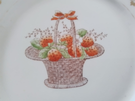 Oud en antiek bord met afbeelding aardbeien.