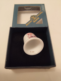 Hummel vingerhoed porcelein kusje van twee meisjes 2,5cm hoog jaar 2008