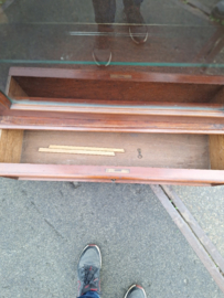 Antieke mahonie glaskast of vitrine met glazen verstelbare planken h-213cm 1890-1900 nr K202431