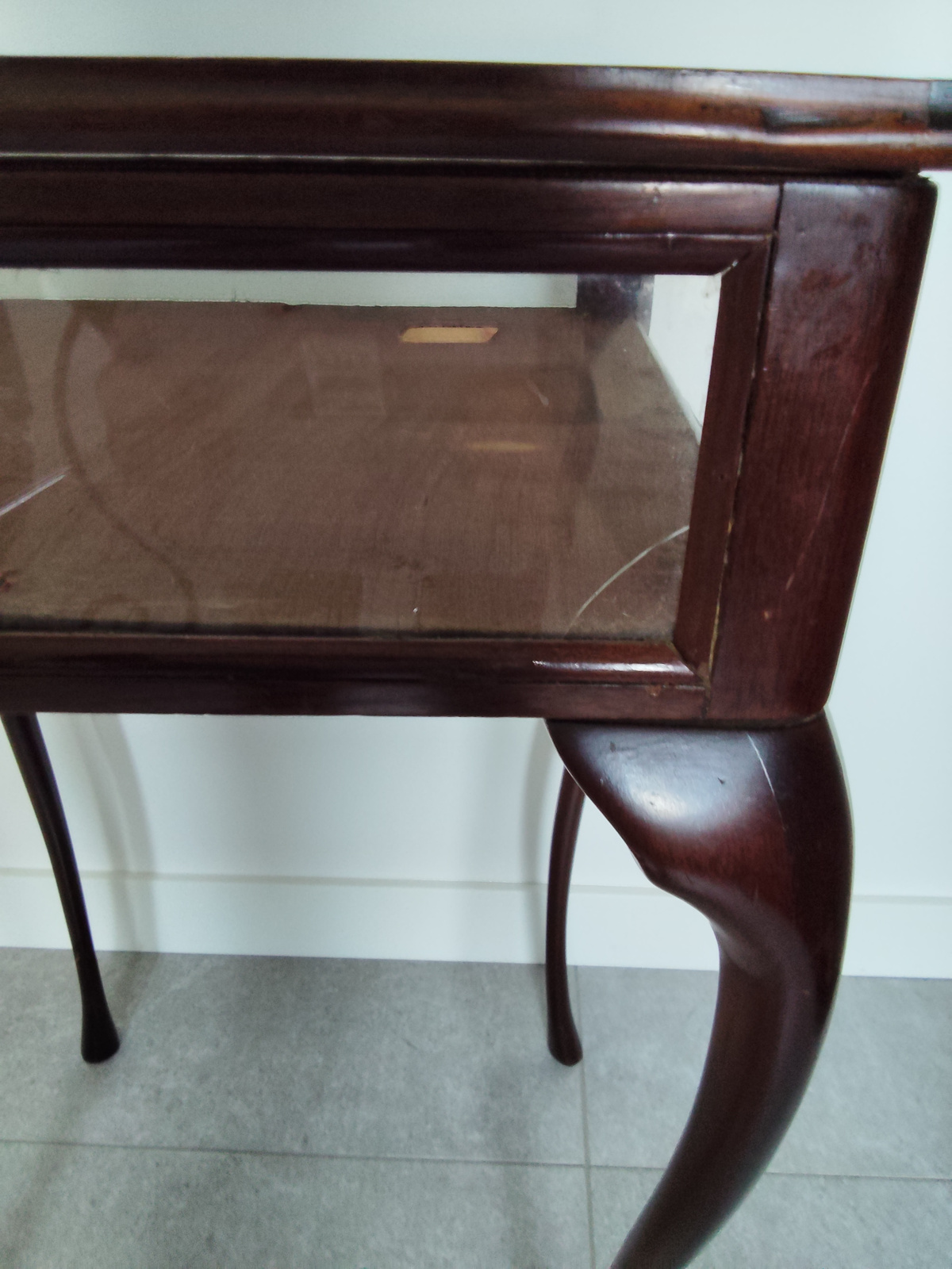 Vitrine tafeltje mahonie met klep br-47,5cm omstreeks 1890-1900 nr T20256