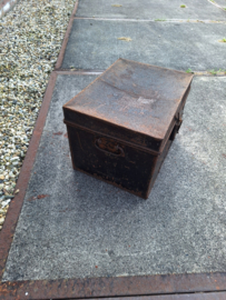 Oude metalen kist Engels omstreeks 1920 met sluitwerk voorop nr KK20249