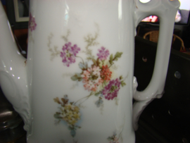 Antieke porceleinen koffiepot met bloemen.
