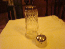 Kristallen suikerstrooier met silverplate rand en  top.