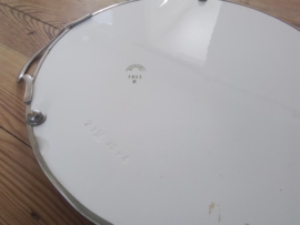 Art deco taartplateau met metalen zilverkleurige rand. Met tinten groen, geel en bruin.