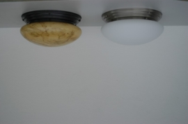 Grote plafonniere met bol mat wit 48cm en mat nikkel ophanging (rechts op foto)