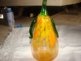Oude peer van geel glas met een vleugje oranje.