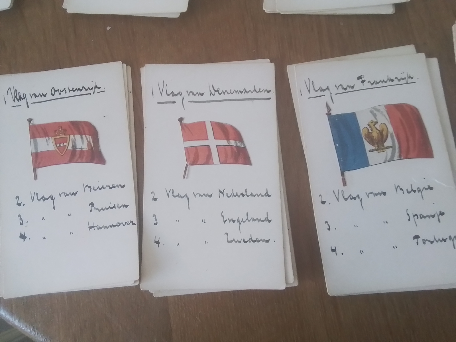 Oud kwartetspel zelfgemaakt.Wapens en vlaggen