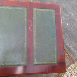 Oud engels bureau ingelegd met 3 vlakken leer omstreeks 1940-1950 mahonie nr B202641