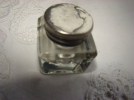 Vierkant glazen inktpotje met verzilverd schroefdeksel.