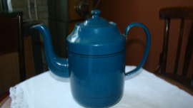 Oude blauwe emaille koffiepot met biesje.