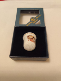 Hummel vingerhoed porcelein meisje met kuikens 2,5cm hoog jaar 2011