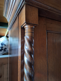 Antiek eiken Hollands kabinet met hekjes omstreeks 1800 nr 10125