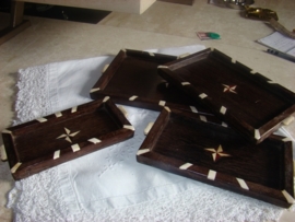 Set van vier houten dienblaadjes met ivoor ingelegd. VERKOCHT.