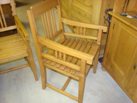 Twee engelse grenen armstoelen.