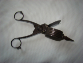 Kaarsensnuiter of kaarsendover uit 1860.