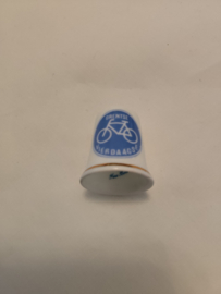 Vingerhoed porcelein opdruk Drentse fiets vierdaagse 2,9cm hoog inscriptie Fine Bone China