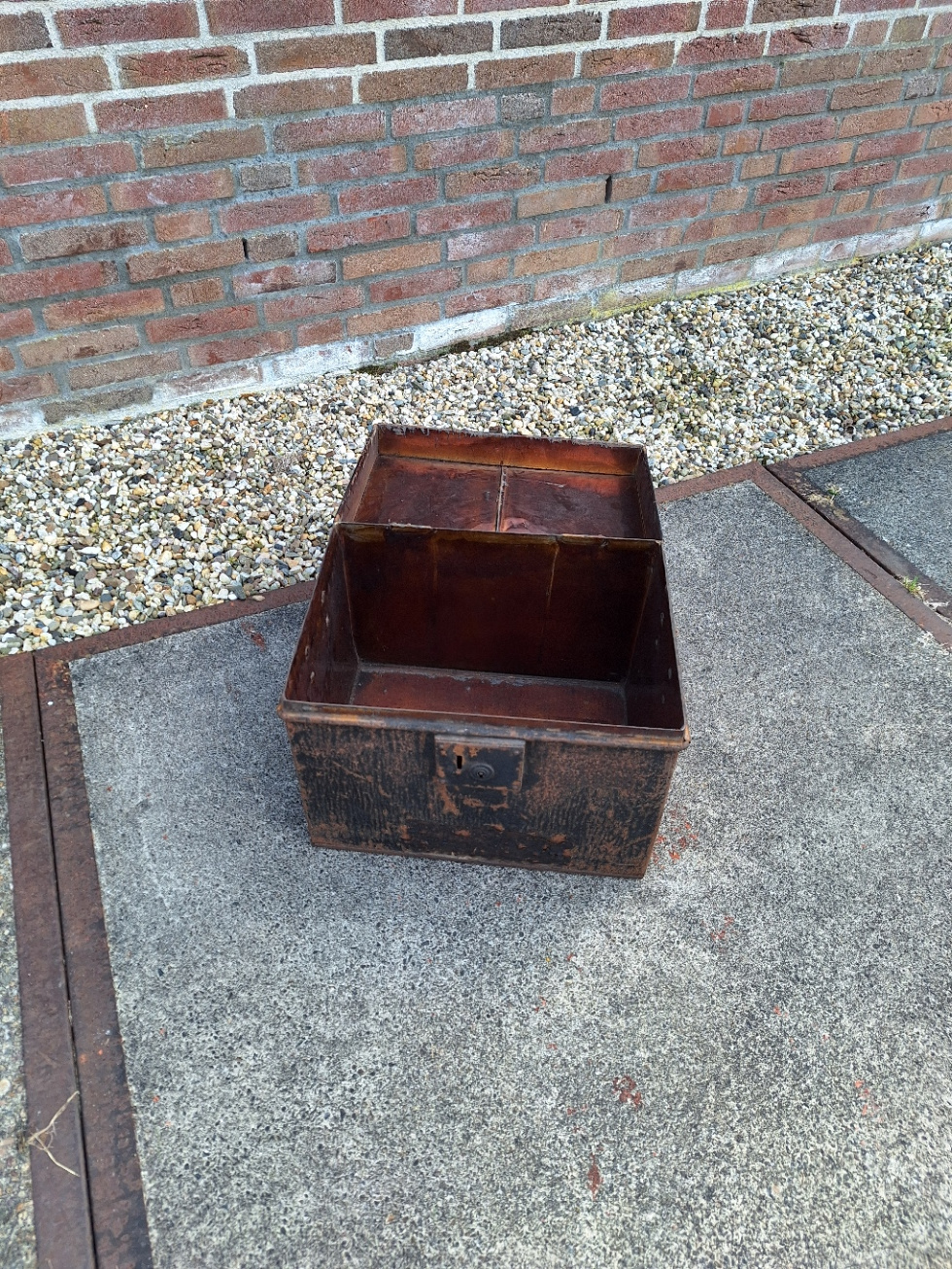 Oude metalen kist Engels omstreeks 1920 met sluitwerk voorop nr KK20249