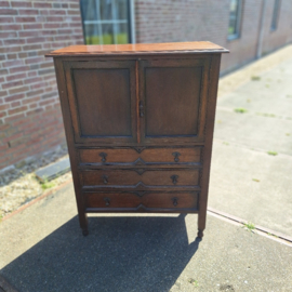 Oud eiken engels kastje met 2 deuren en 3 laden 1930-1940 h-122cm nr K202684
