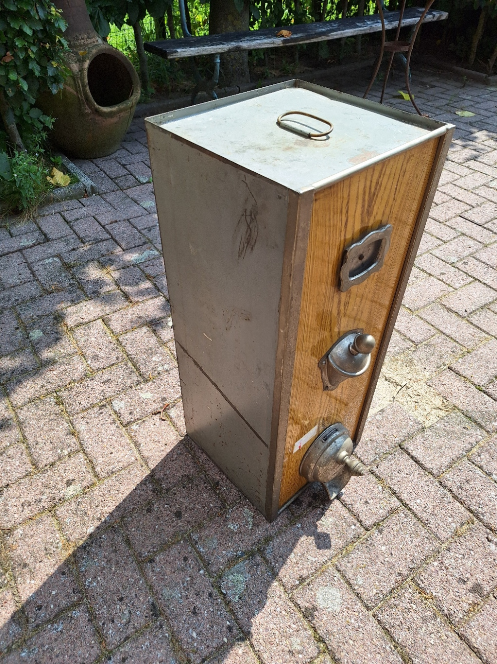 Oude vierkante winkeldispenser metaal met schep en klep 1920-1930 voor bv koffie nr KK202412