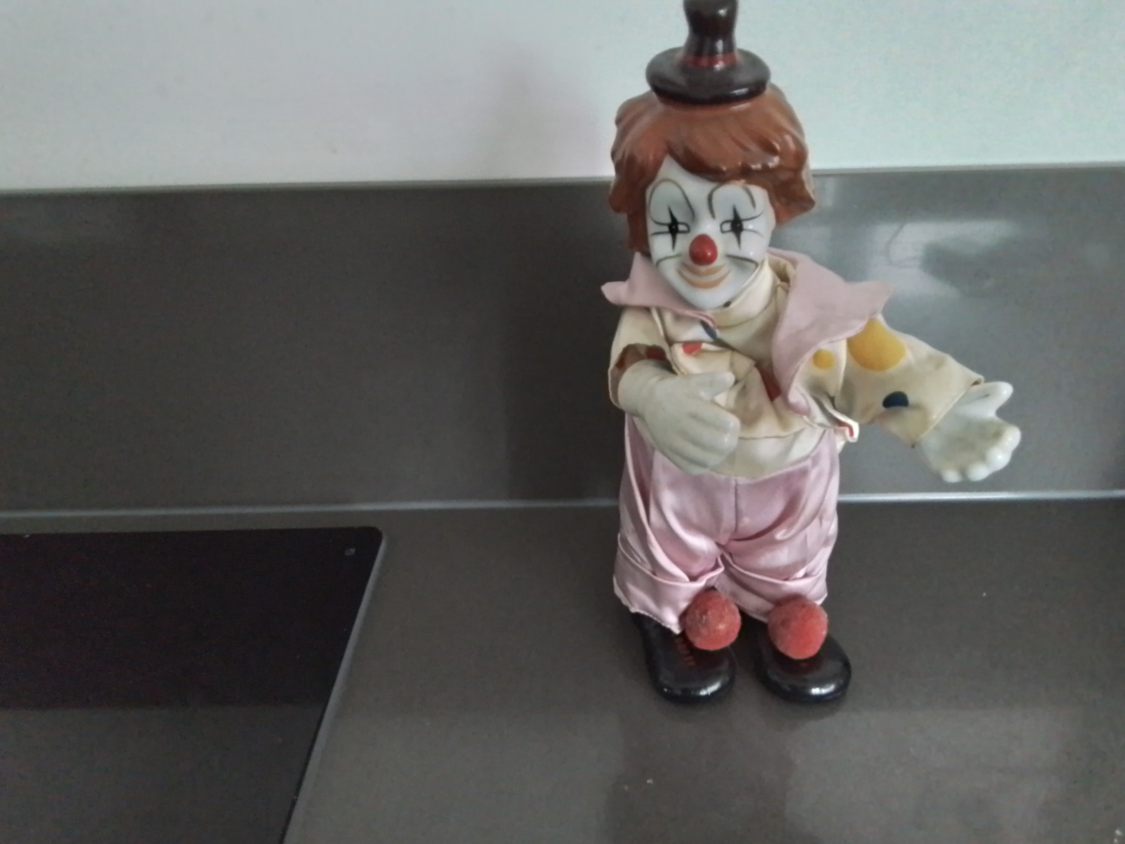Beweegbare clown met speeldoos.