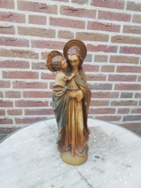 Oud en antiek beeld Maria en kindje Jezus.