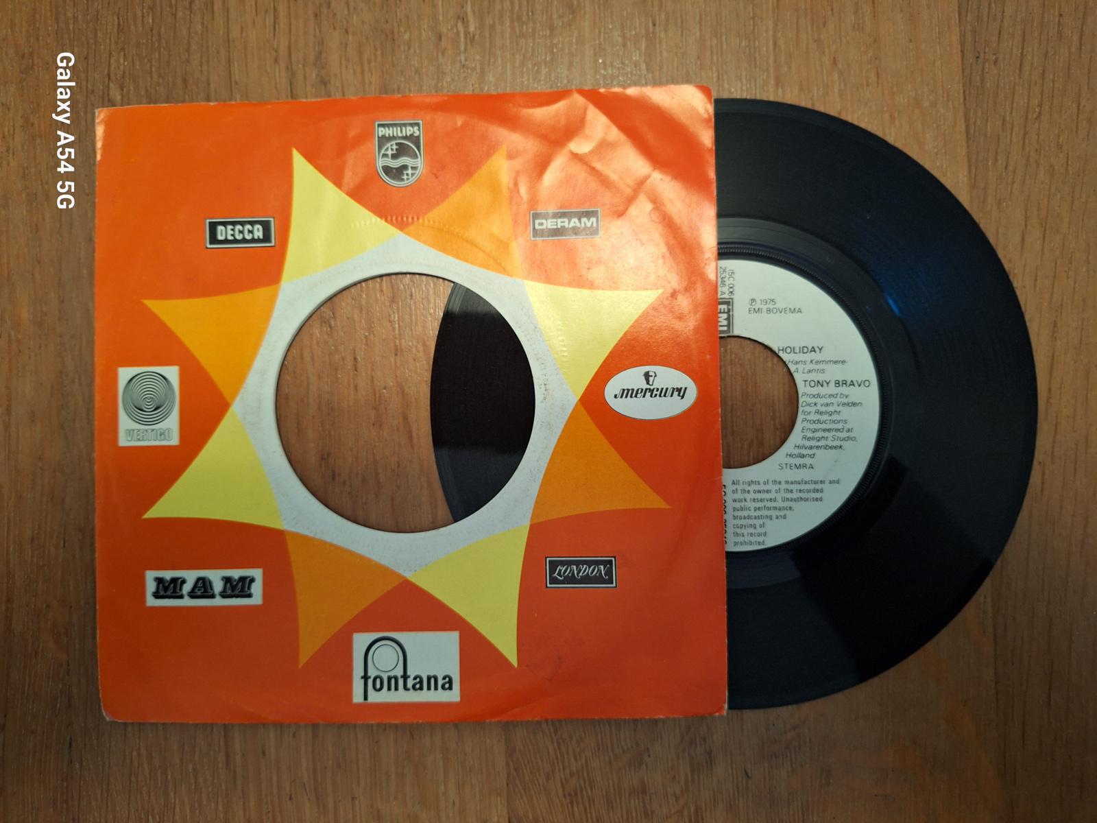 Tony Bravo met Holiday 1975 Single nr S2021650