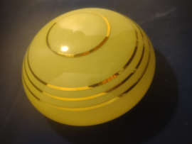 Oude handgemaakte plafonniere bol zacht geel ring motief D24,5cm oud-G25