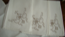 6 witte linnen servetten opengewerkt en taupe geborduurd.