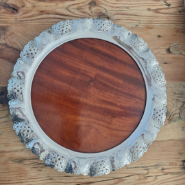 Oud of antiek dienblad met verzilverde rand.