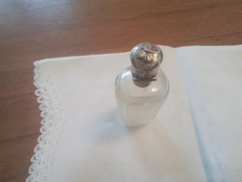 Antiek parfumflesje met zilveren dop.