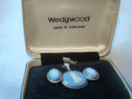 Setje  zilveren oorbellen en collier Wedgwood uit 1967.