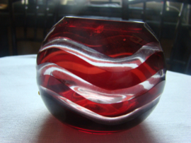 Vaasje van rood-wit cristal geslepen glas.