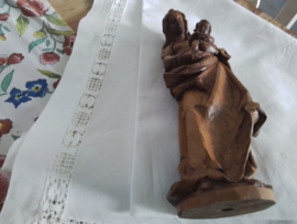 Oud en antiek houten Mariabeeld.