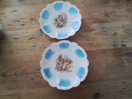 Set van twee blauw-witte bordjes met cupido en cherubijntjes.