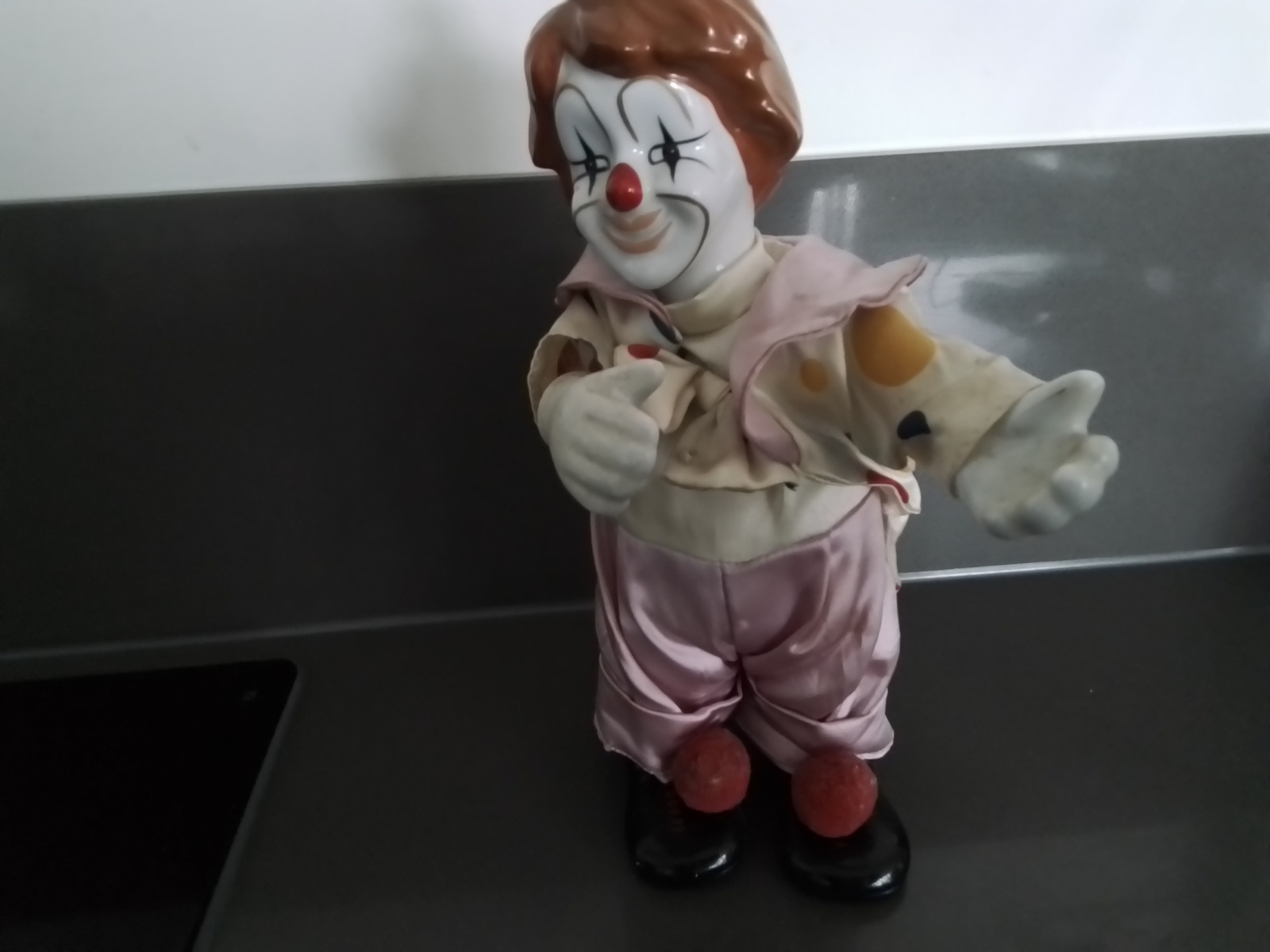 Beweegbare clown met speeldoos.