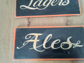 Drie houten drankborden  met opschrift  Rum Lagers Ales voor boven bar of mancave.