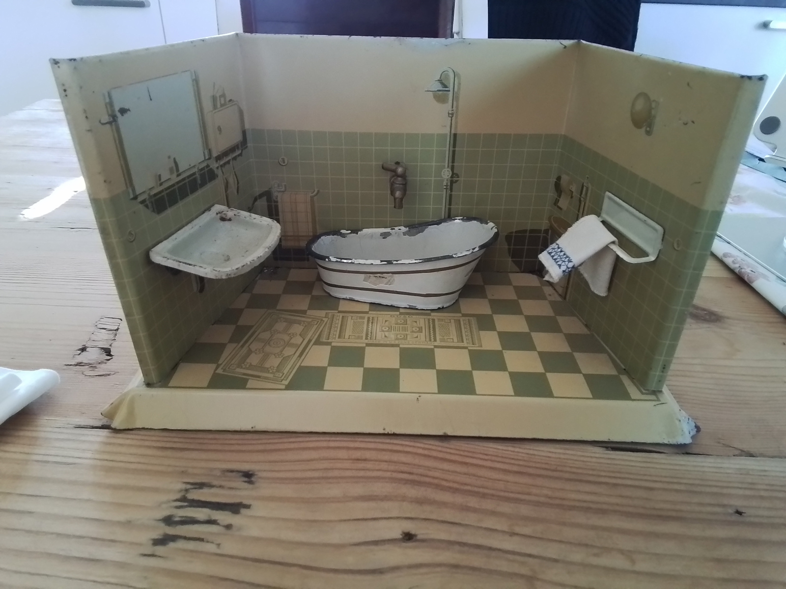 Oud en antiek miniatuur blikken badkamertje omstreeks 1910.