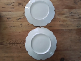 Set van twee blauw-witte bordjes met cupido en cherubijntjes.