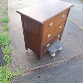 Oud Engels eiken ladenkast 3-kaden omstreeks 1930 messing beslag nr K2026101