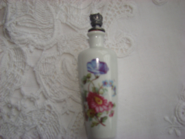 Porcelein parfumflesje wit met rode en paarse bloem.
