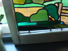Oud glas in lood raam met afbeelding van een kerktoren. VERKOCHT