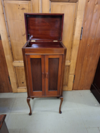 Mahonie kastje met origineel interieur en een klep op Queen Ann pootjes 1900-1920 nr K202414