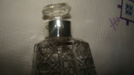 Kristallen parfumfles. Sheffield. Russisch slijpsel.Zilveren nek.